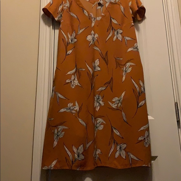 Short sleeved dress - Picture 2 of 3